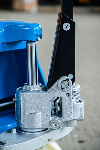 Тележка гидравлическая складская 2,5 т, 1150 мм (нейлоновые колеса) TOR RHP Тележка гидравлическая складская 2,5 т, 1150 мм (нейлоновые колеса) TOR RHP