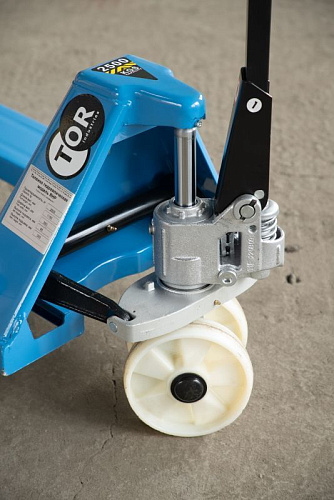 Тележка гидравлическая складская 2,5 т, 1150 мм (нейлоновые колеса) TOR RHP Тележка гидравлическая складская 2,5 т, 1150 мм (нейлоновые колеса) TOR RHP