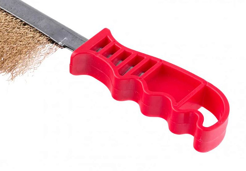 Щетка по металлу 1-но рядная с изогнутой пластиковой ручкой латунированная Matrix Щетка по металлу 1-но рядная с изогнутой пластиковой ручкой латунированная Matrix