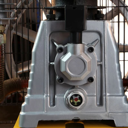 Компрессор масляный ременной 270 л, 5,5 кВт, 850 л/мин, 10 бар, 380 В Denzel BCI5500-T/270 Компрессор масляный ременной 270 л, 5,5 кВт, 850 л/мин, 10 бар, 380 В Denzel BCI5500-T/270